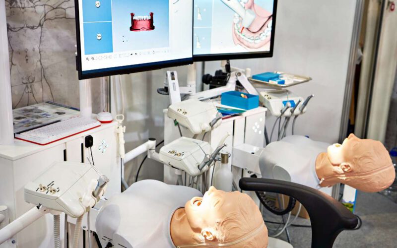 Training simulator with dummy for dentists